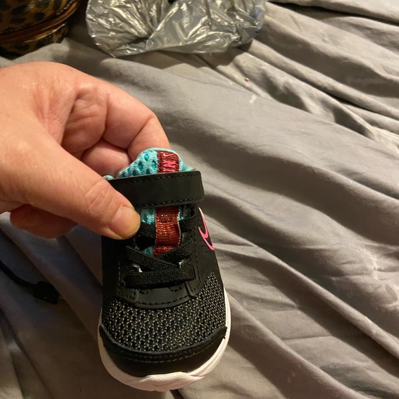New lil girl 3c Nike shoes - Picture 6 of 6